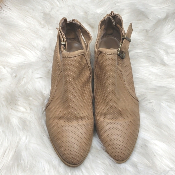 Express Tan perforated booties 6 - Picture 2 of 8